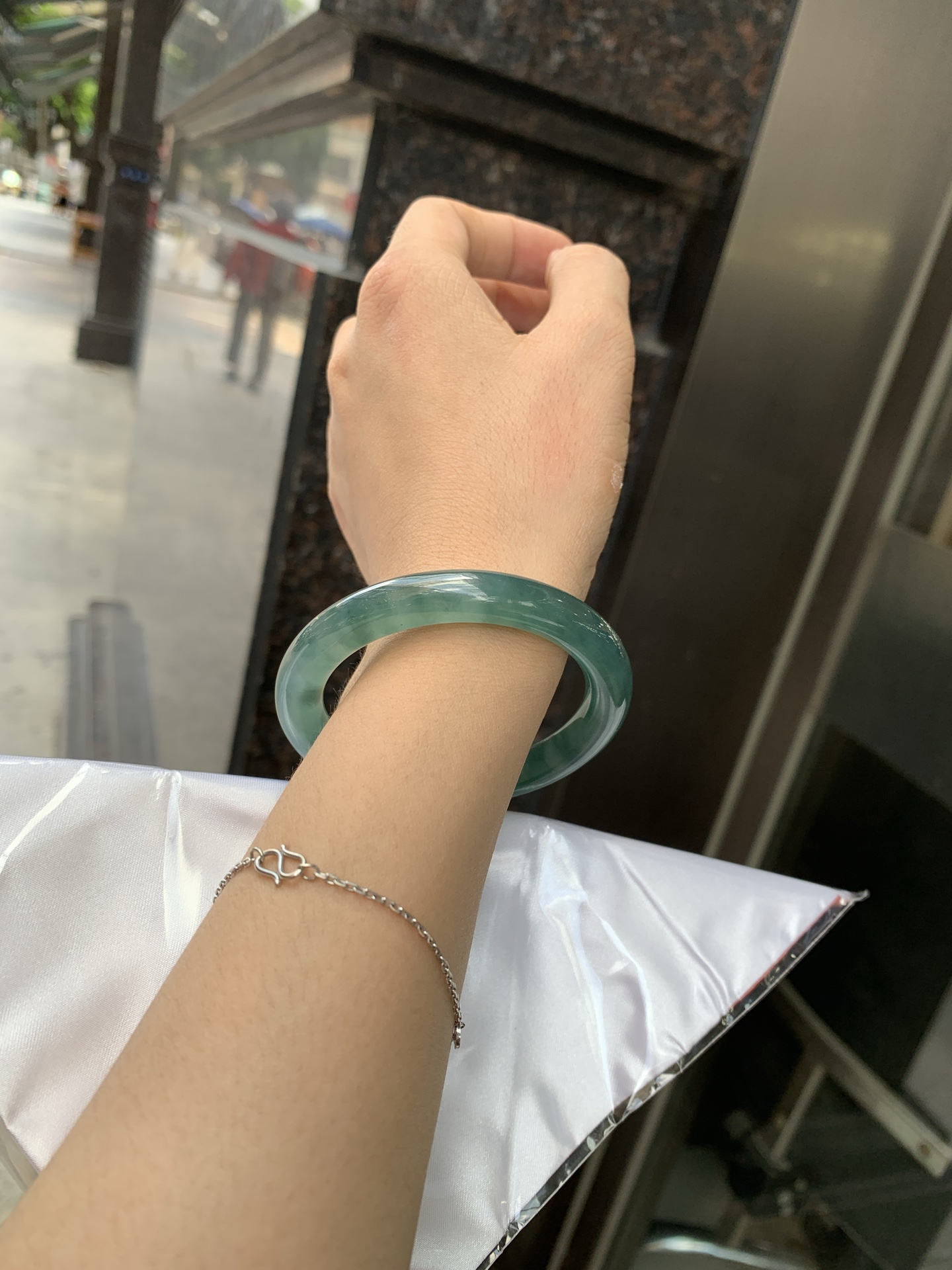墨兰冰飘花圆条 50.6-8.5-8.8 0621-65-14263 打灯细纹，底妆胶润细腻，冰底中开出了朵朵蓝花，飘花灵动飘逸，勾勒出一幅唯美诗意的山水意境画，古典优雅又秀气