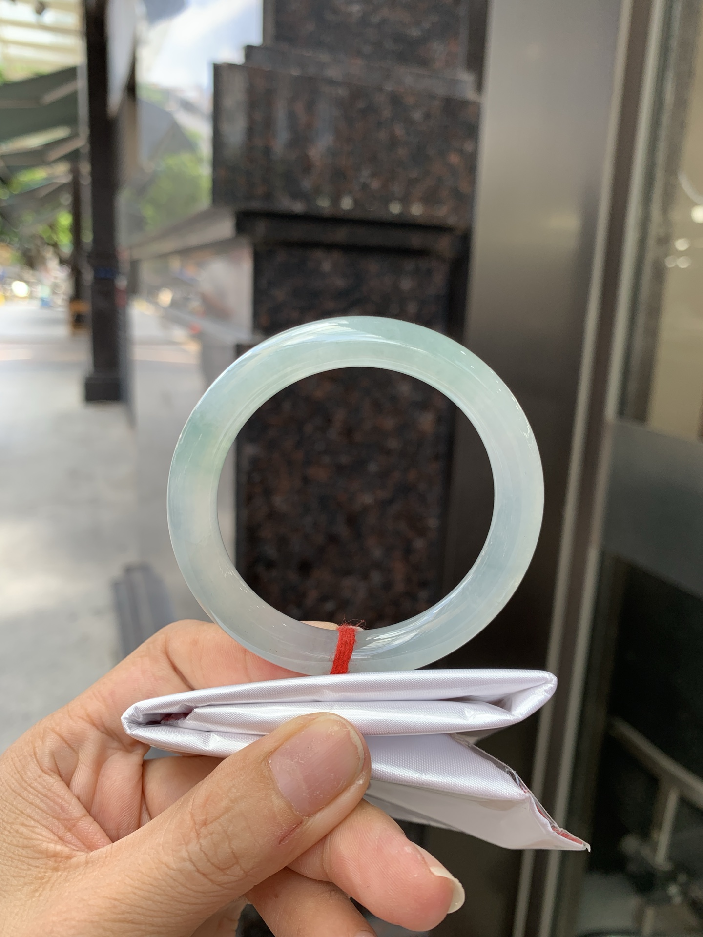淡晴美人条 51.2-8.3-8.8 0621-65-14131 打灯长纹，底妆胶润，清爽耐看的均匀晴底，夏季美好的冰凉感，时而晴而晴蓝，随光线变化如梦如幻。