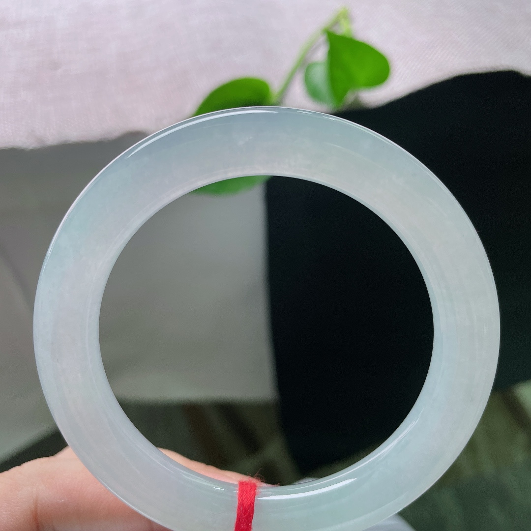 56.7/10.1，冰晴圆条，种老，冰清玉洁，自带柔光，衬得人温婉有气质。无裂，ss49487a