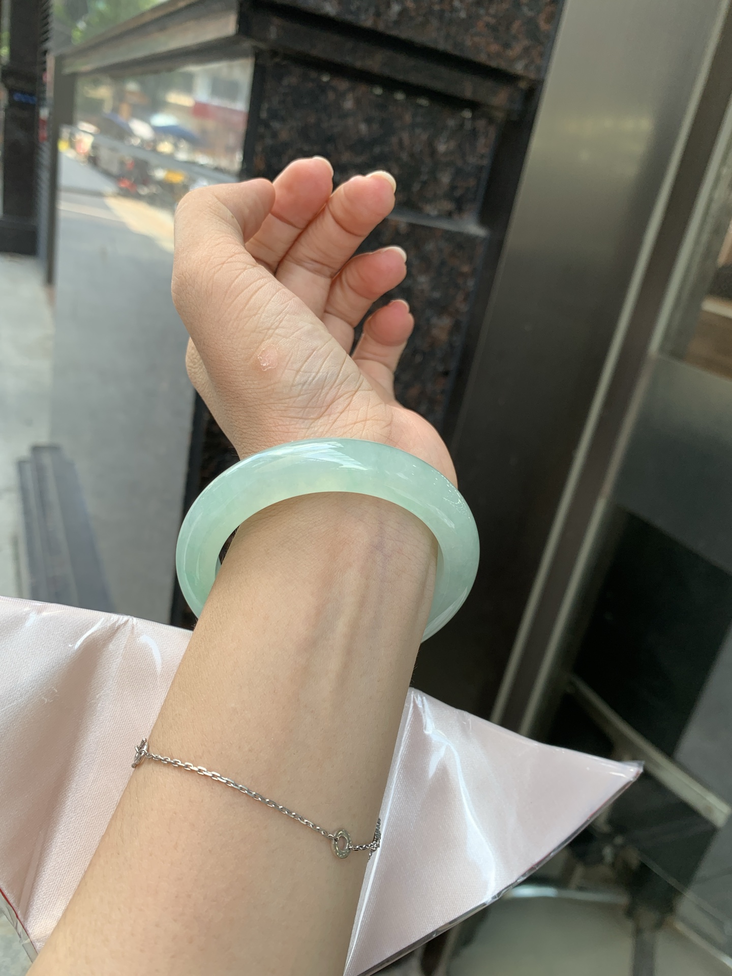 冰晴飘绿正圈 53.9-9.1-11.7 0621-65-13164 打灯细纹，底妆水润细腻，满圈晴绿底色飘金丝绿花，鲜艳得像新冒头的嫩芽，灵动清新，即柔和又充满生机
