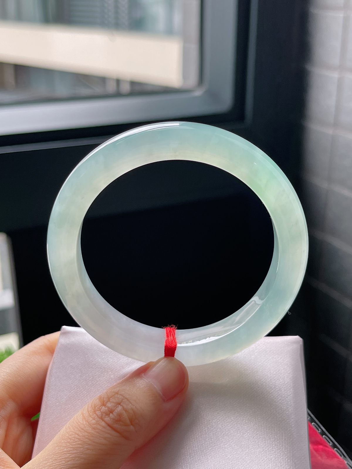 圈口54.3，冰种淡绿色翡翠正圈手镯，仙气飘花仙女莫属