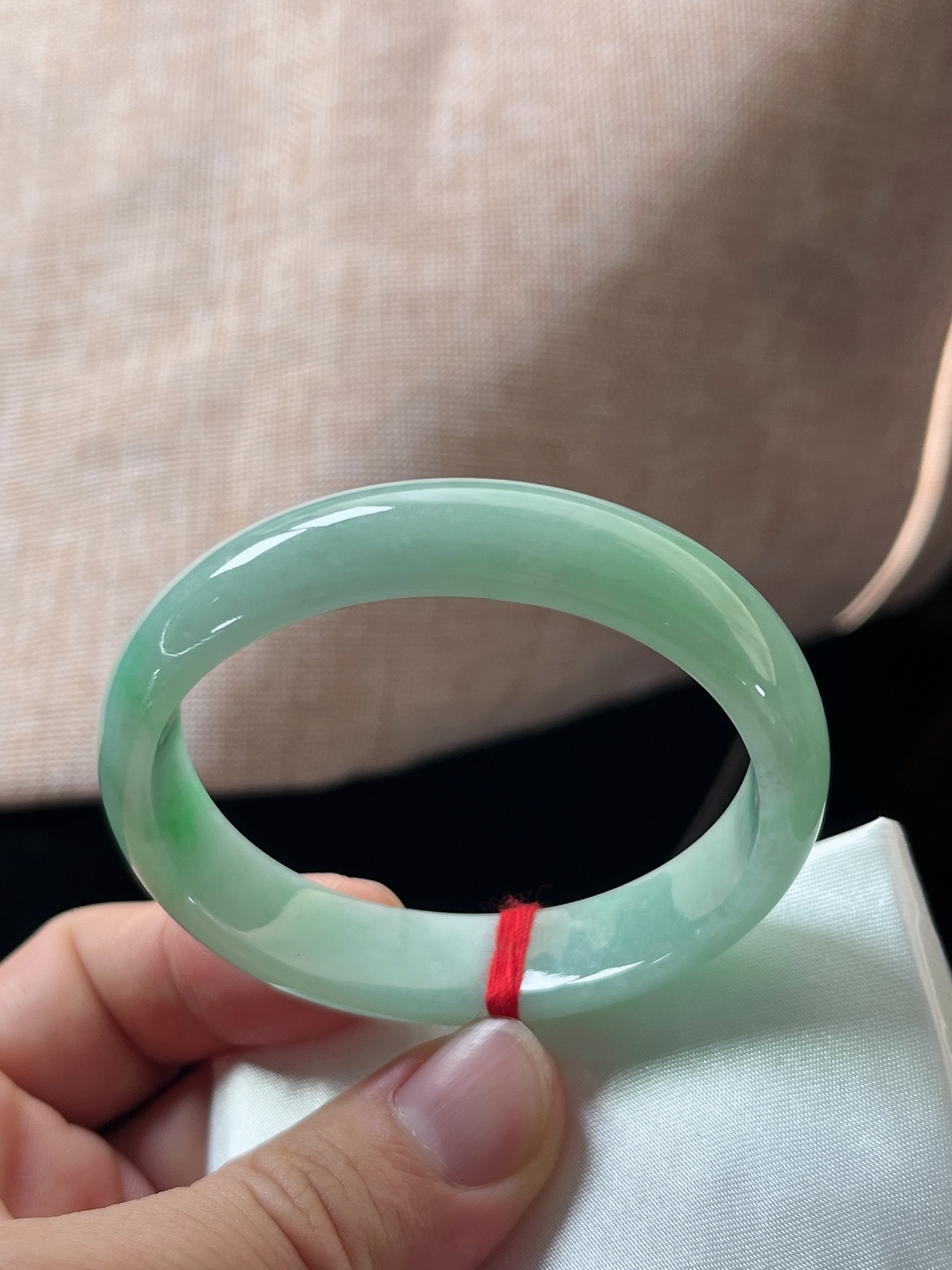 八号贵妃手镯，底色清爽，一点皮纹不影响