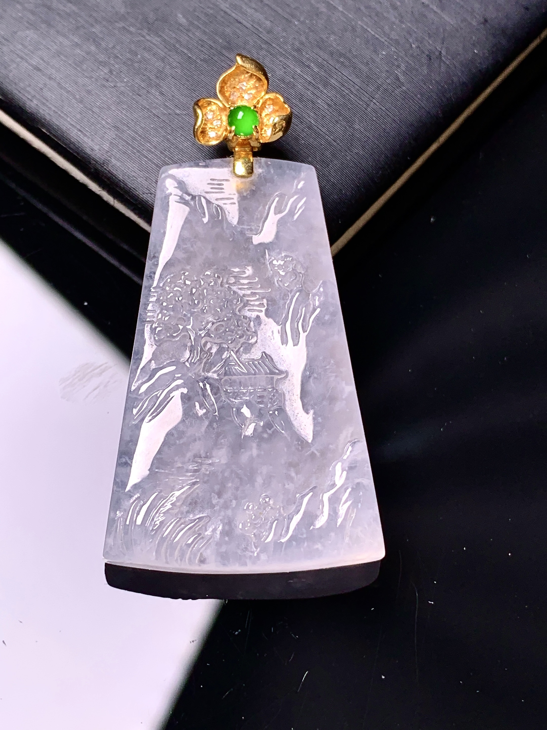 18k金镶嵌冰种山水牌吊坠 玉质细腻 色泽艳丽清新 整体尺寸40.3*20.8*4.8 2x