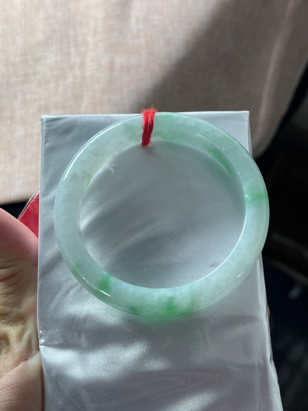 九号飘绿手镯，一点皮纹，尺寸54-10.7-7.3mmdk