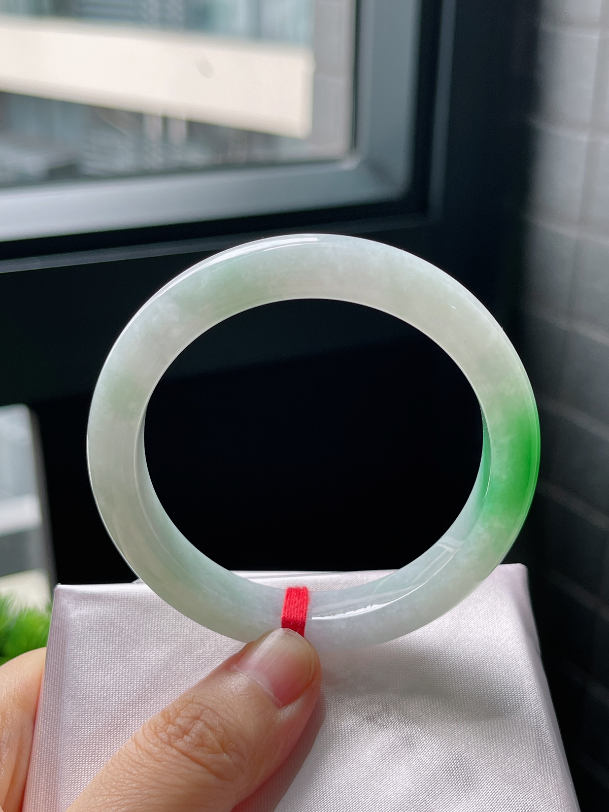 圈口52.4，冰糯阳绿飘花翡翠正圈手镯