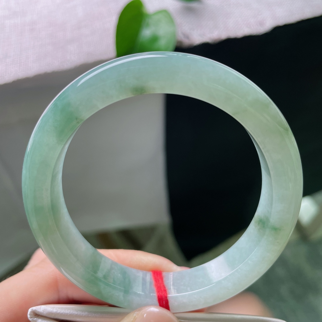 56.3/12/8.6，飘花正圈，几抹飘花点缀，沉稳内敛，水润细腻，无裂，ss52282a