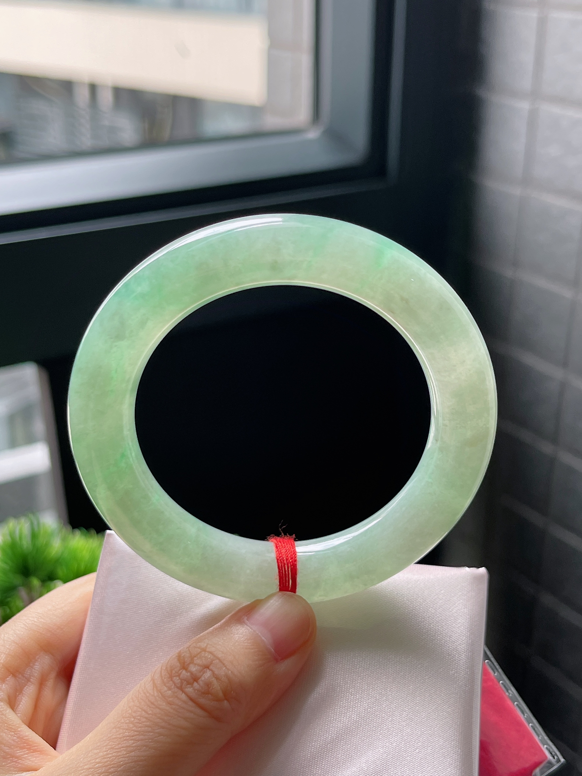 圈口53，冰糯绿色圆条翡翠手镯