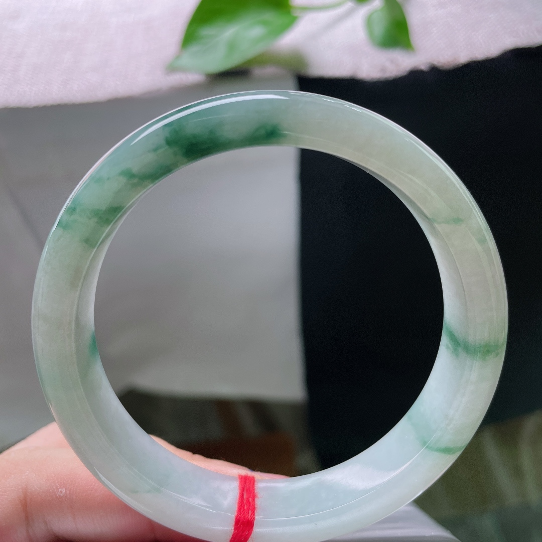 60.2/13/8.1，飘花正圈，细腻，腕间一镯，藏尽江南烟雨 ，把山水画戴在手上 ，无裂，ss54234a