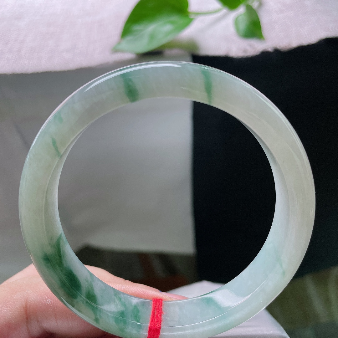 60.2/13/8.1，飘花正圈，细腻，腕间一镯，藏尽江南烟雨 ，把山水画戴在手上 ，无裂，ss54234a