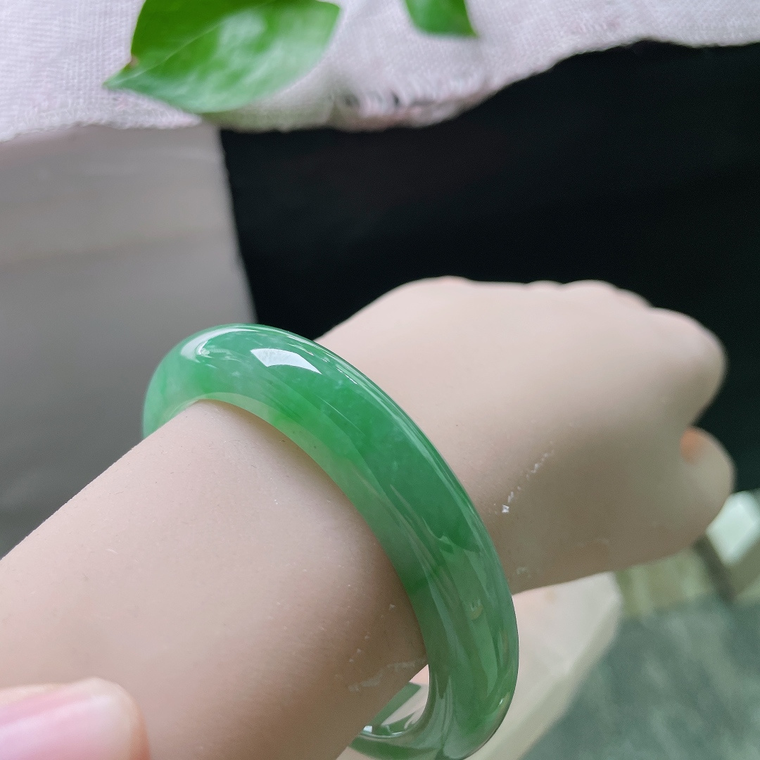 53.3/11.7/8.1，飘绿正圈，细腻，水润，随身一抹绿意，温柔不张扬 ，自带气场，无裂，ss53186a