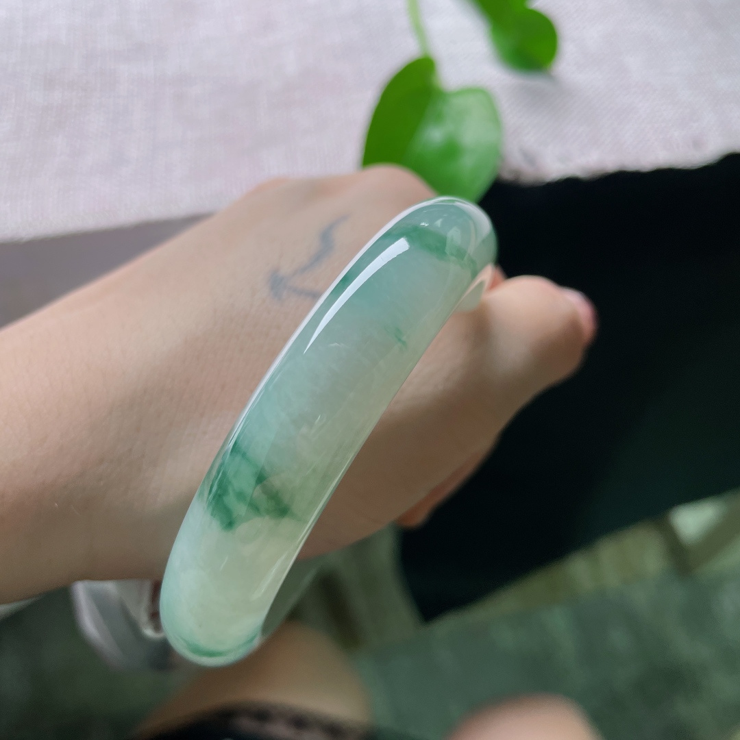 57.9/13.3/8.4，飘花正圈，散落飘逸墨绿飘花，如水墨入玉温婉清透，无裂，ss54235a