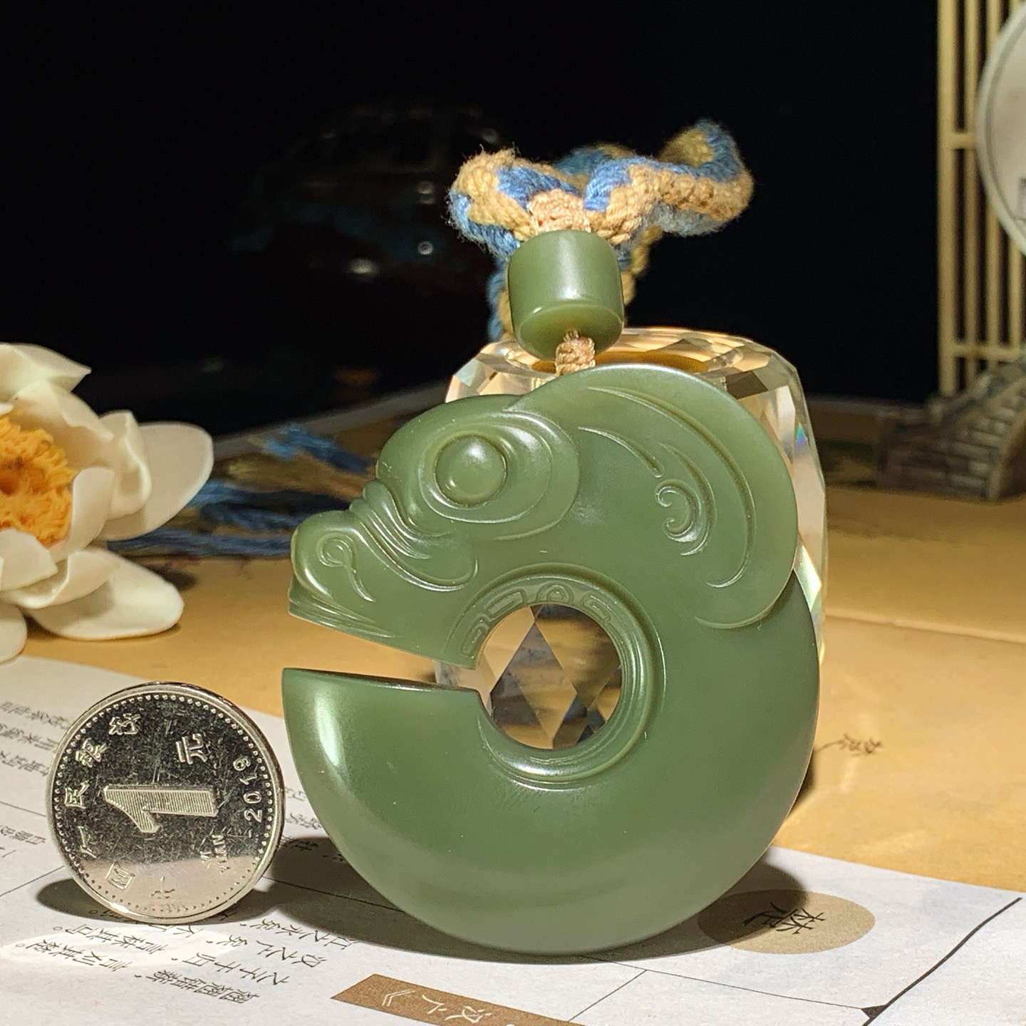 新疆和田玉沙枣青玉猪龙挂件！尺寸52/49/11重56.5克。玉质细腻油润。手推出油。佩戴高端典雅。lt260620