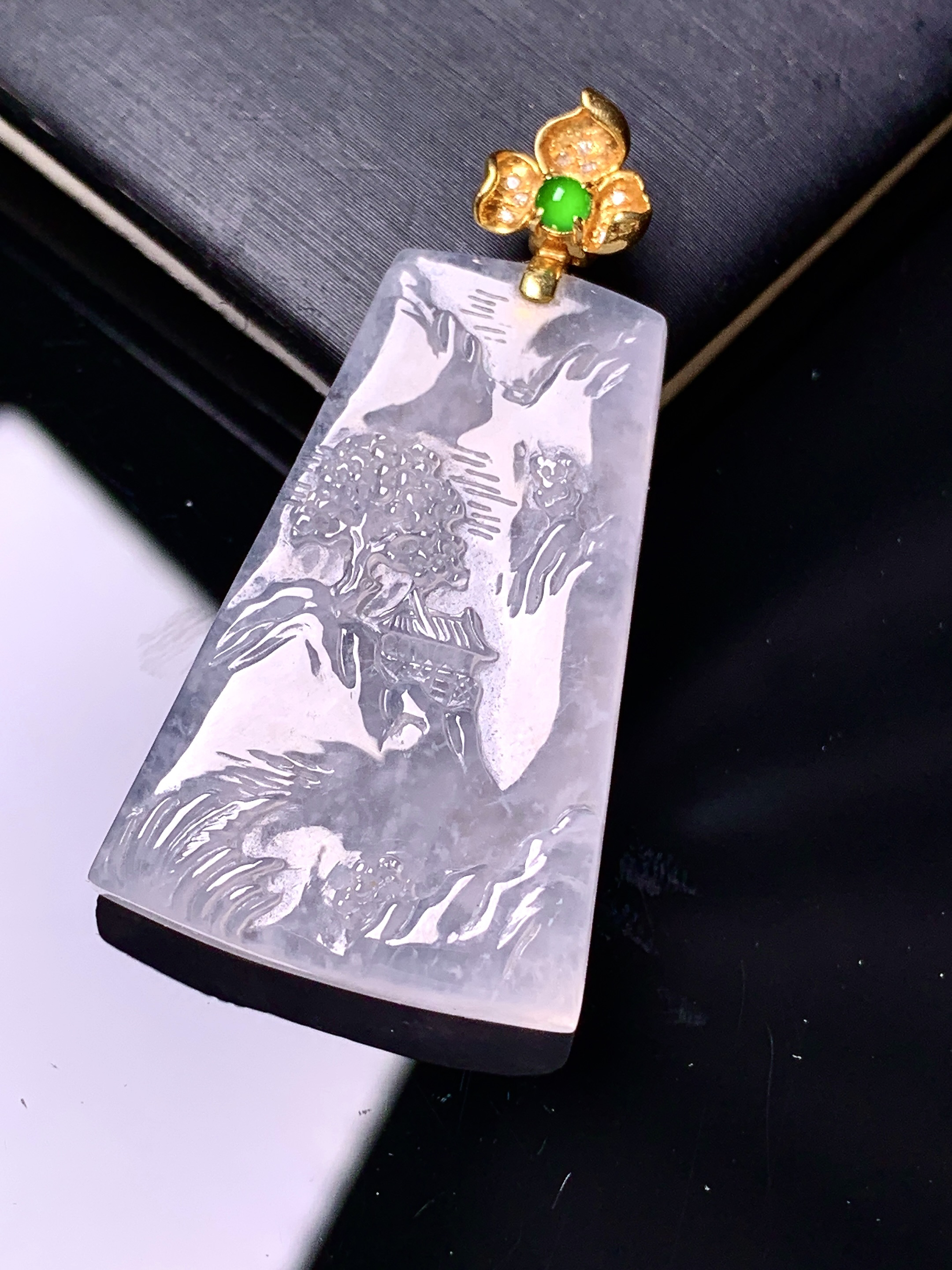 18k金镶嵌冰种山水牌吊坠 玉质细腻 色泽艳丽清新 整体尺寸40.3*20.8*4.8 2x