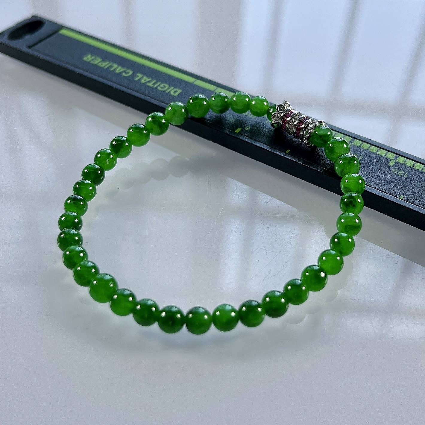 收藏级别，缅甸天然翡翠A货，卡4.8高冰种起胶满绿帝王绿小圆珠手串手链，尺寸：4.8mm/35颗，长度172mm，重量：8.00g