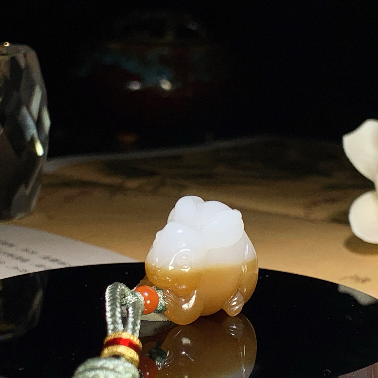 新疆且末糖和田玉生肖兔子挂件！尺寸26/18/17重13.8克。玉质细腻油润。手推出油。佩戴高端典雅