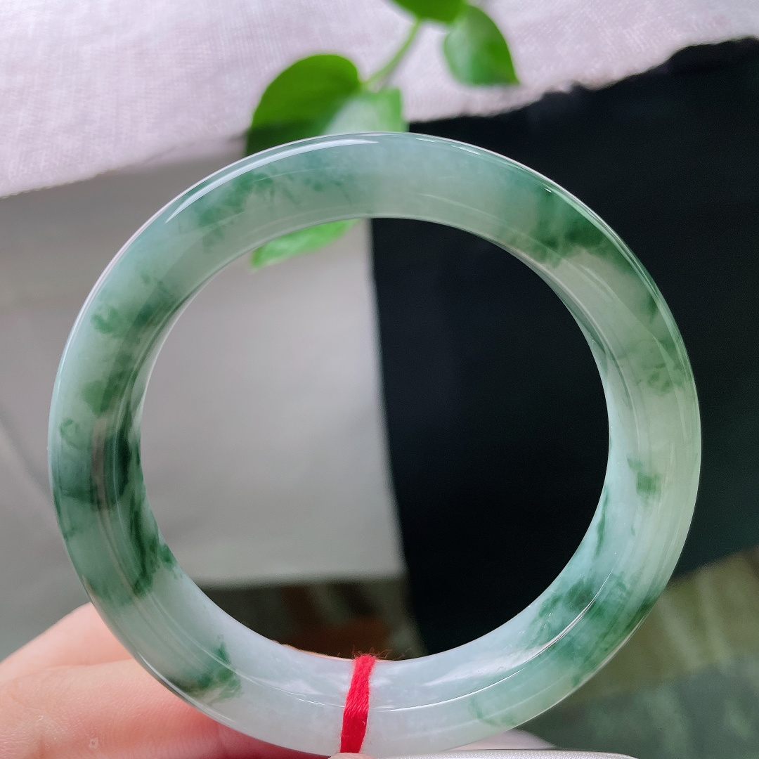 56.2/12.1/8.8，飘花正圈，细腻，水润，意境飘花，耐看永不过时 ，把山间云雾戴在手腕 ，无