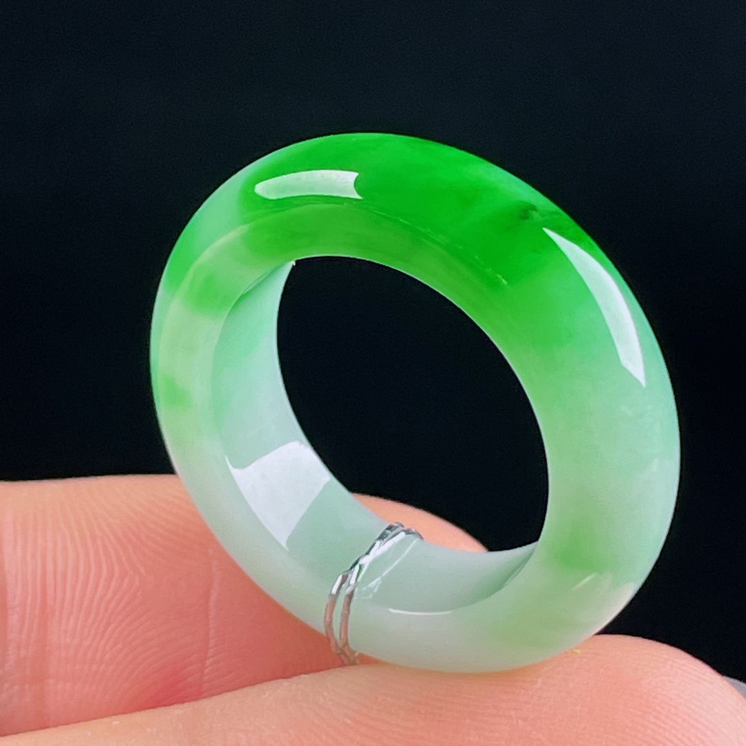 ️辣绿指环，老种起光，细底通透，尺寸：6.5/4.5圈口14mm0622