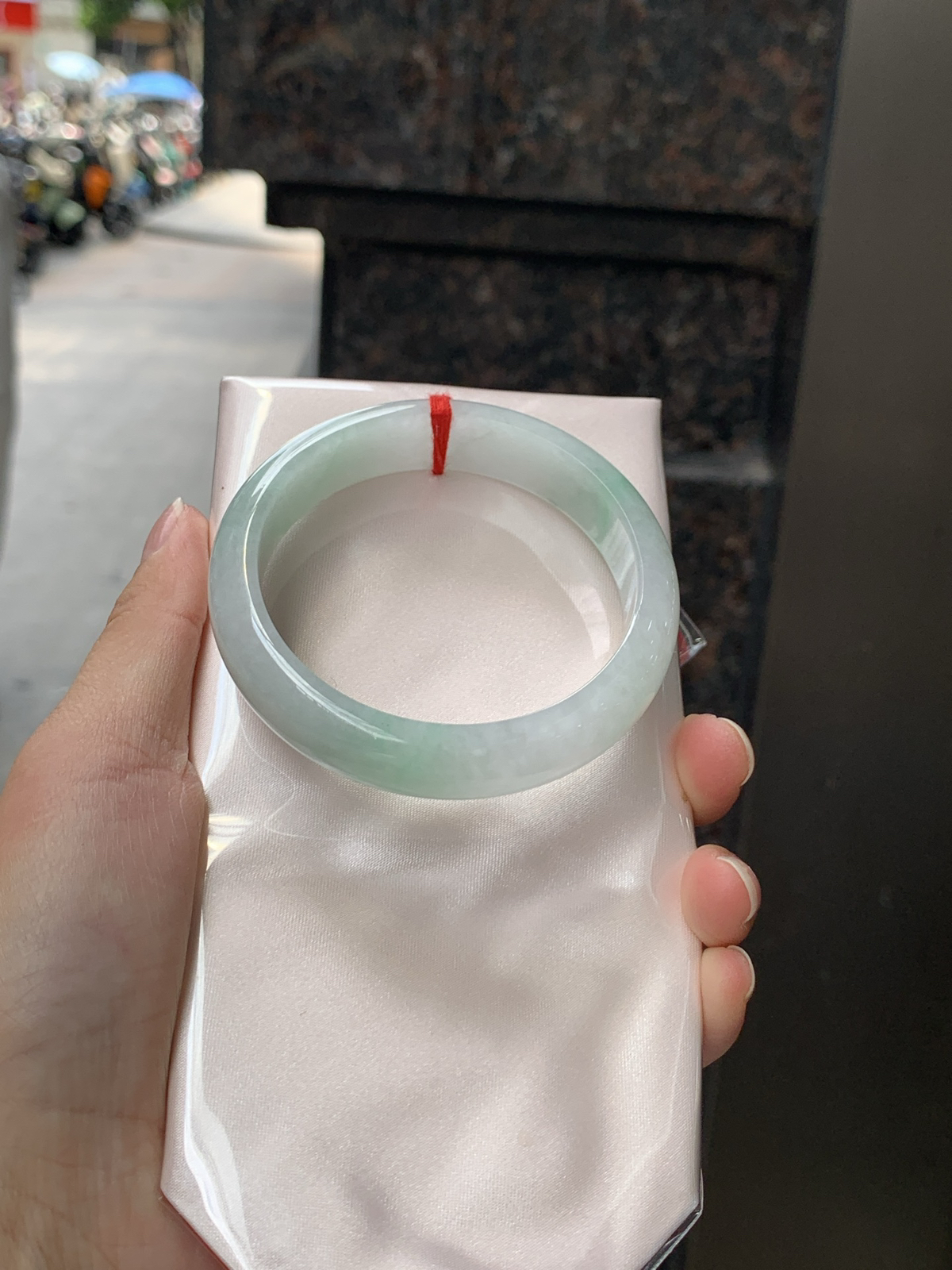 底子细腻，飘绿底正圈55.9-13.7-7.4