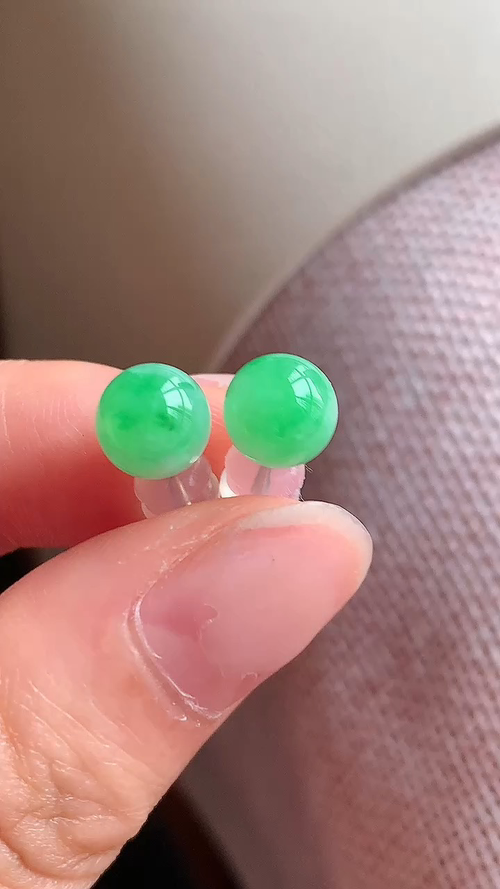 天然翡翠，冰绿珠子，18k金耳钉 尺寸7.6 zq616