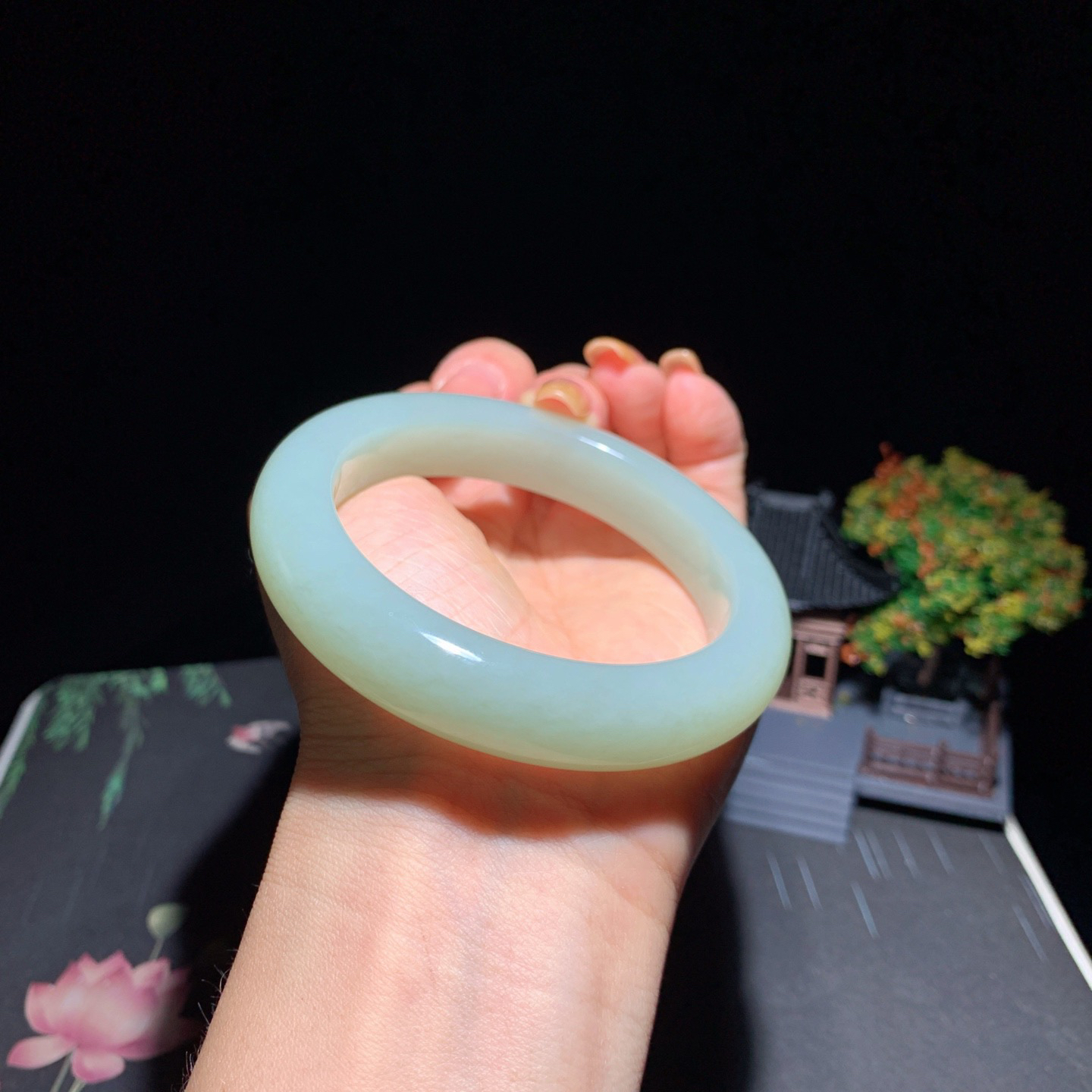 和田玉57.5圈且末蓝宽条手镯！玉质细腻油润 底色纯净 无裂无杂 脂粉好，品质好！