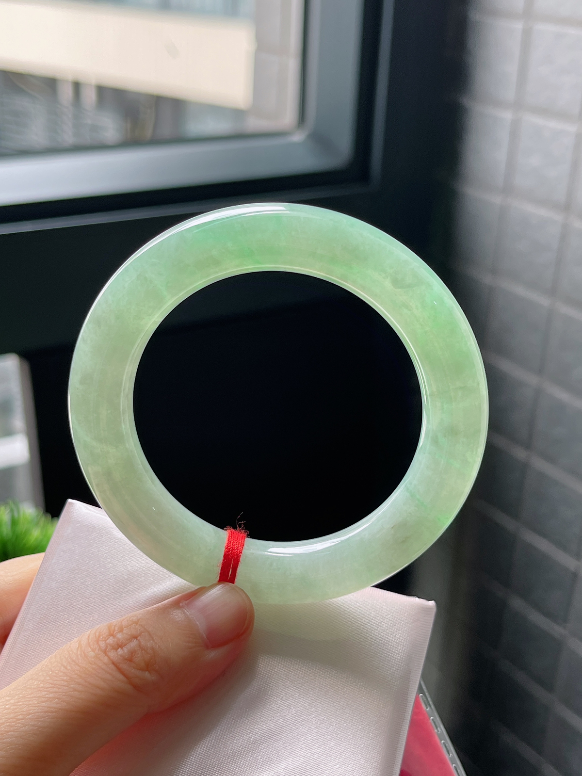 圈口53，冰糯绿色圆条翡翠手镯