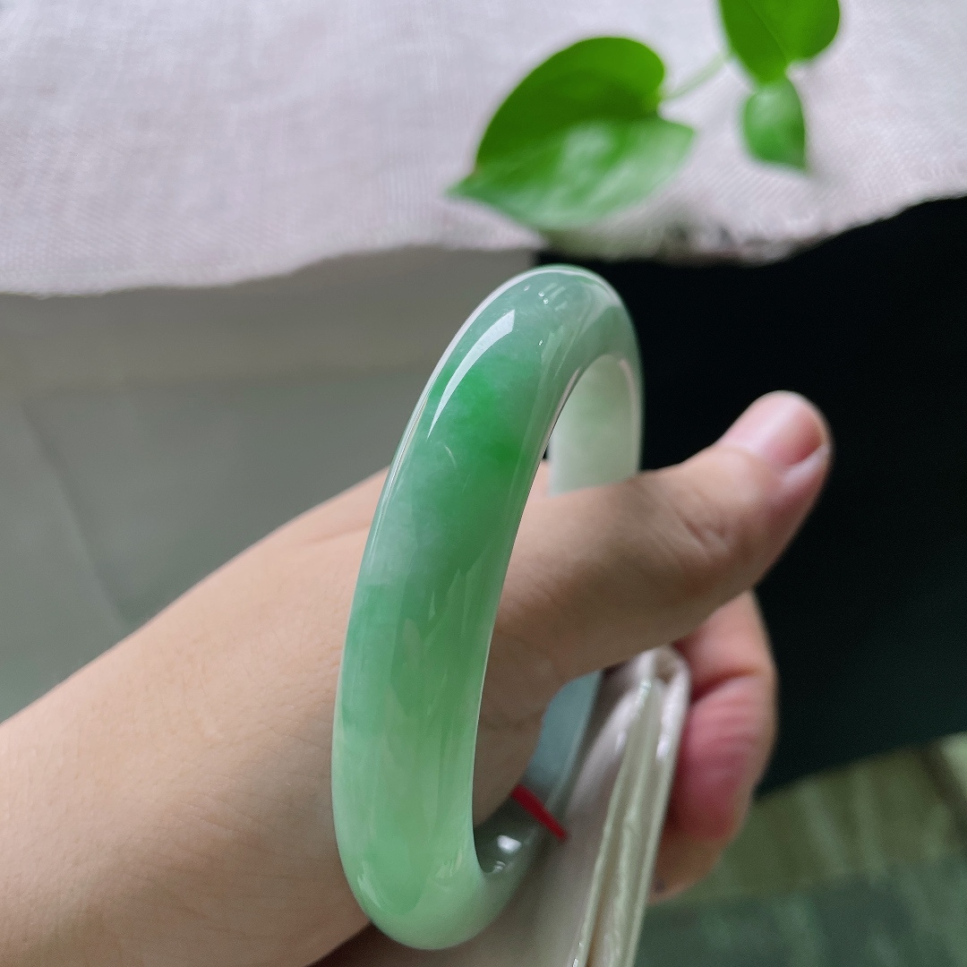58.3/12.4/8.9飘绿正圈，细腻，一抹飘绿，腕间清润诗意，一点皮纹，ss52553a