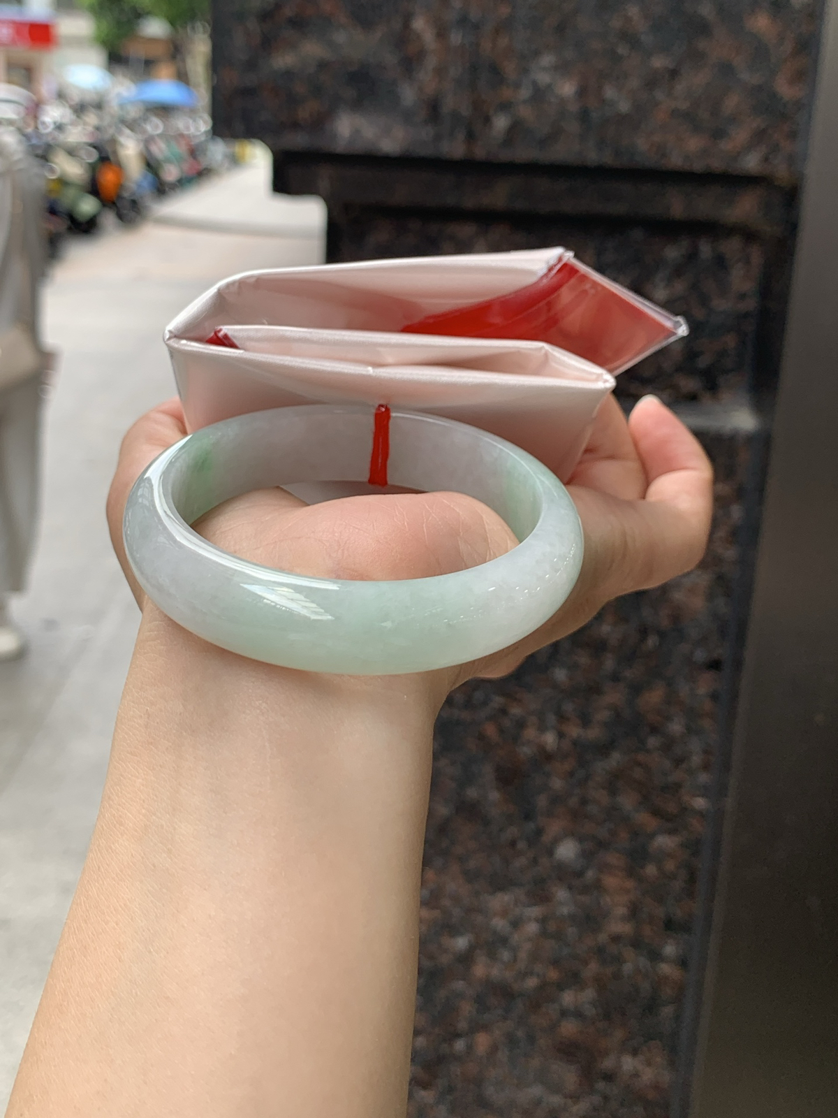 底子细腻，飘绿底正圈55.9-13.7-7.4