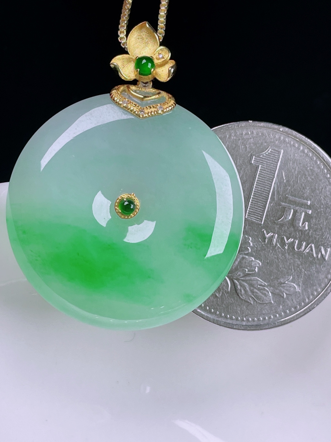 ️冰绿平安扣，老种起光，细底通透，尺寸：35/27.3/6.3mm0622