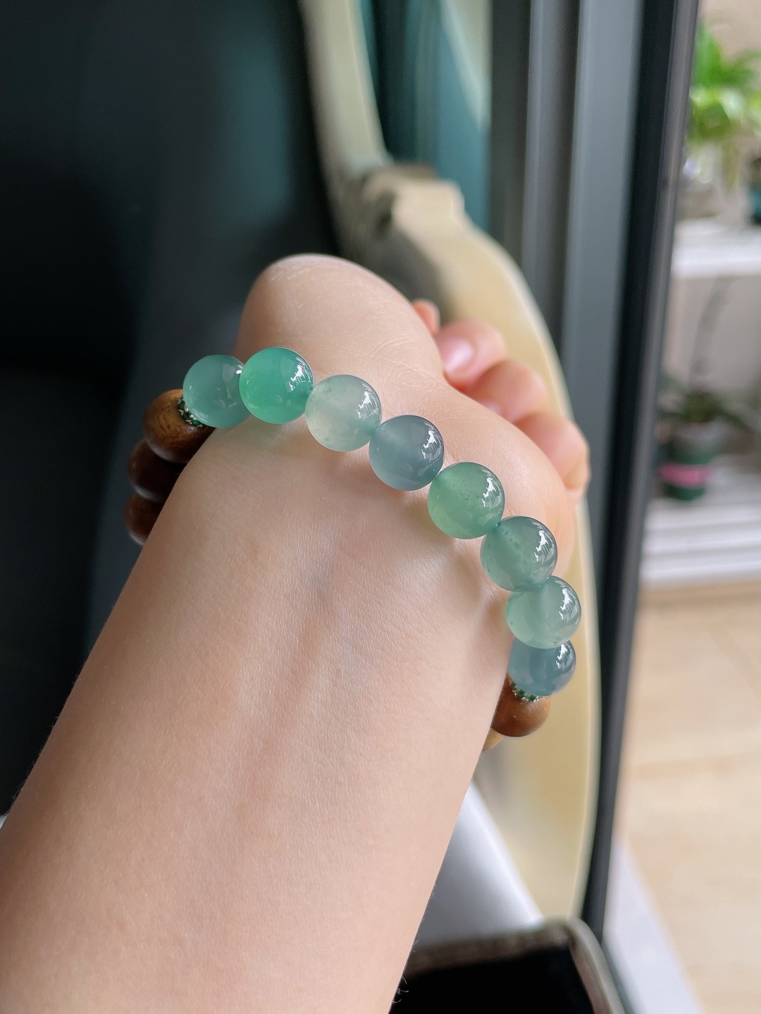 天然翡翠A货，冰多宝圆珠搭配沉香木手串，尺寸：10mm。【编3680】