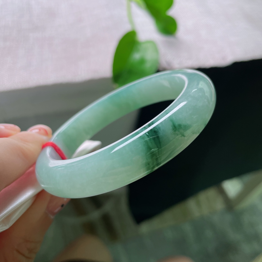 56/12/8.3，飘花正圈，一侧携丝缕浓绿花，如水墨轻晕清雅温柔，无裂，ss52289a