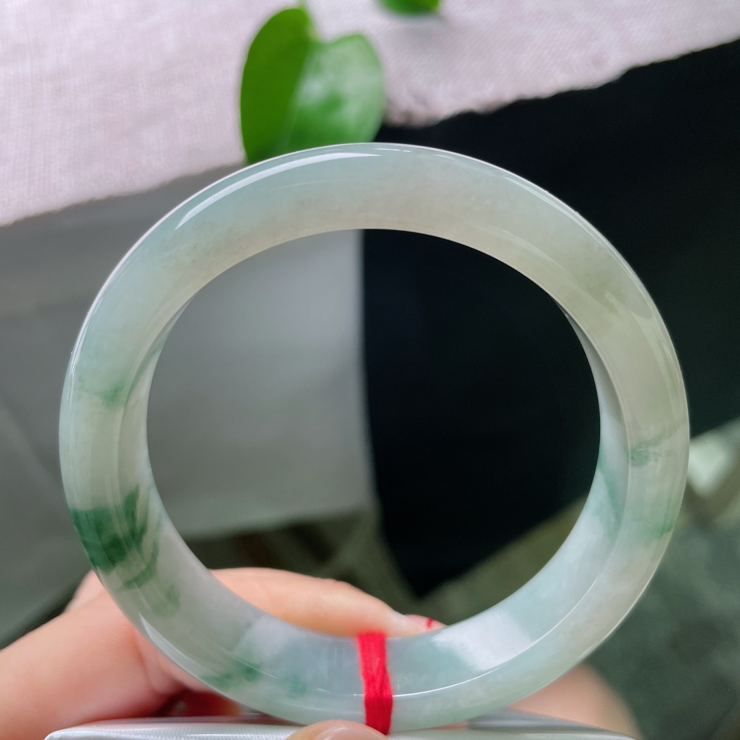57.9/13.3/8.4，飘花正圈，散落飘逸墨绿飘花，如水墨入玉温婉清透，无裂，ss54235a