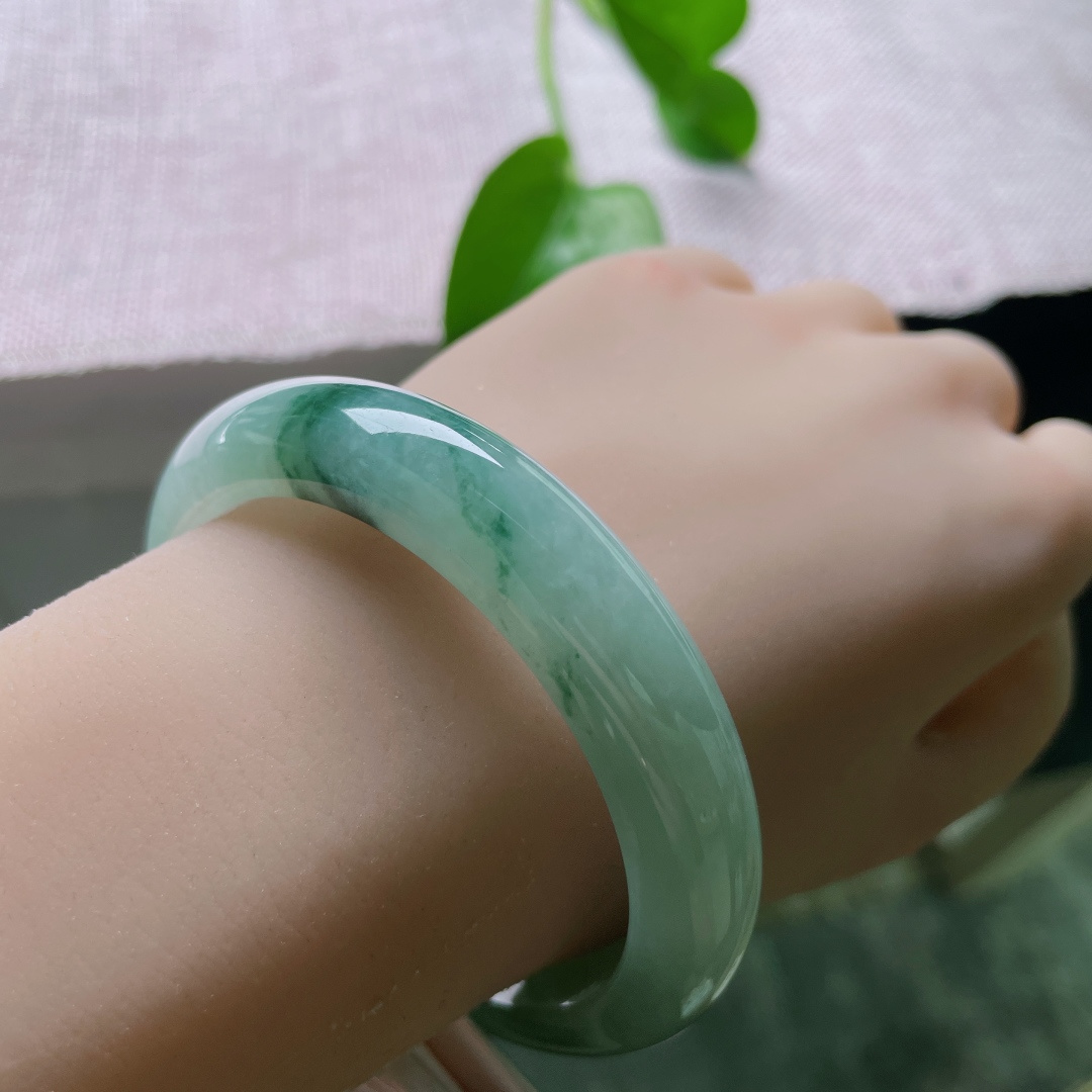 56/12/8.3，飘花正圈，一侧携丝缕浓绿花，如水墨轻晕清雅温柔，无裂，ss52289a