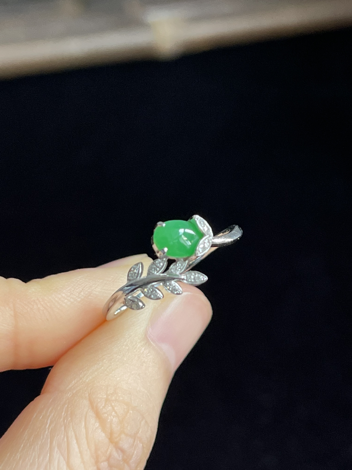 翡翠女戒，印记：G18K,伴钻石