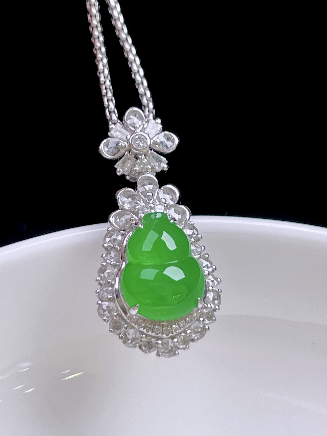冰阳绿葫芦 色泽浓郁，种老水润，18k金镶嵌 整体：24/12/10.8 裸石：9.8/7.5