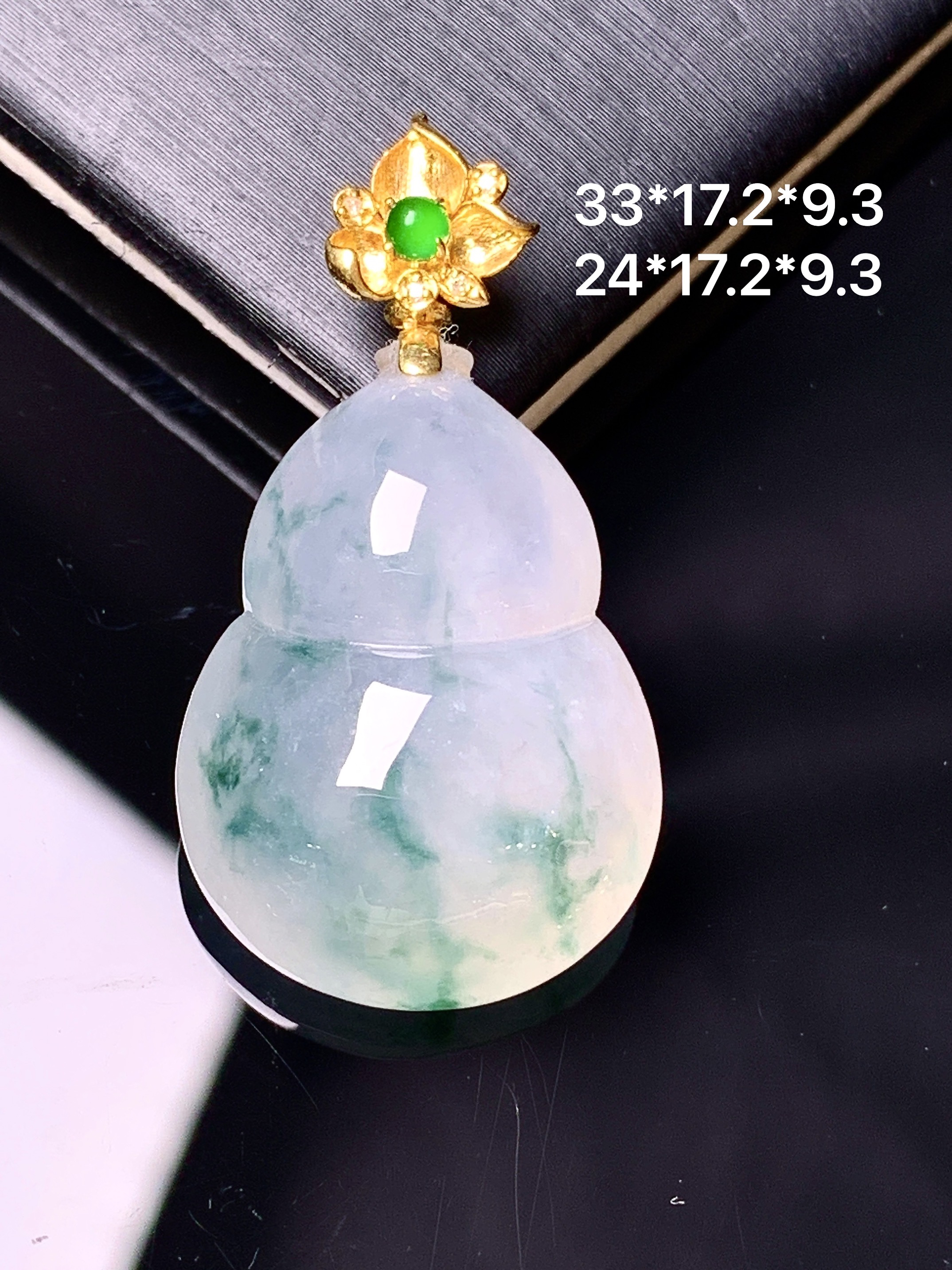 18k金镶嵌飘绿葫芦吊坠 玉质细腻 色泽艳丽清新 整体尺寸33*17.2*9.3 2x
