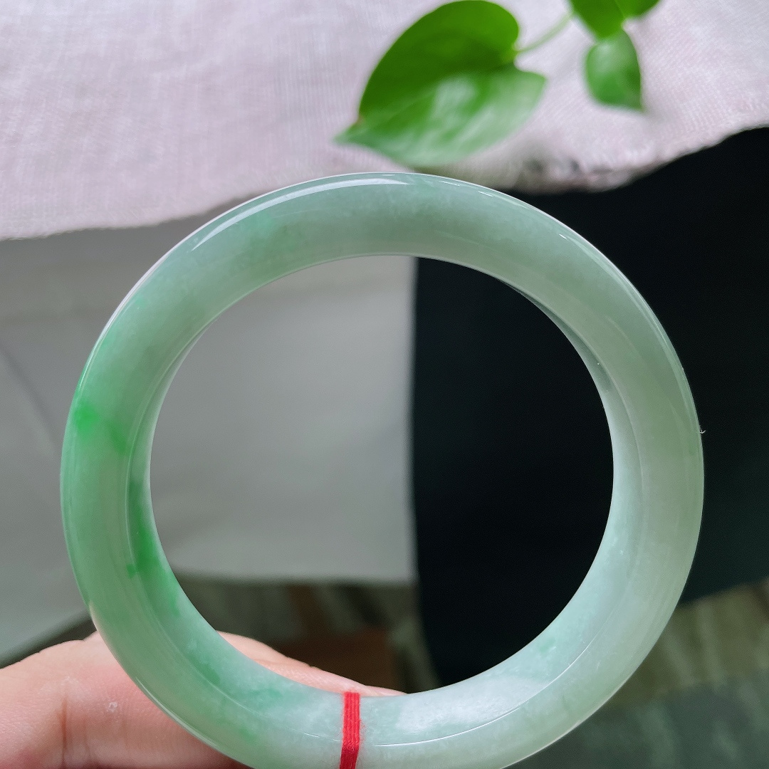 58.3/12.4/8.9飘绿正圈，细腻，一抹飘绿，腕间清润诗意，一点皮纹，ss52553a