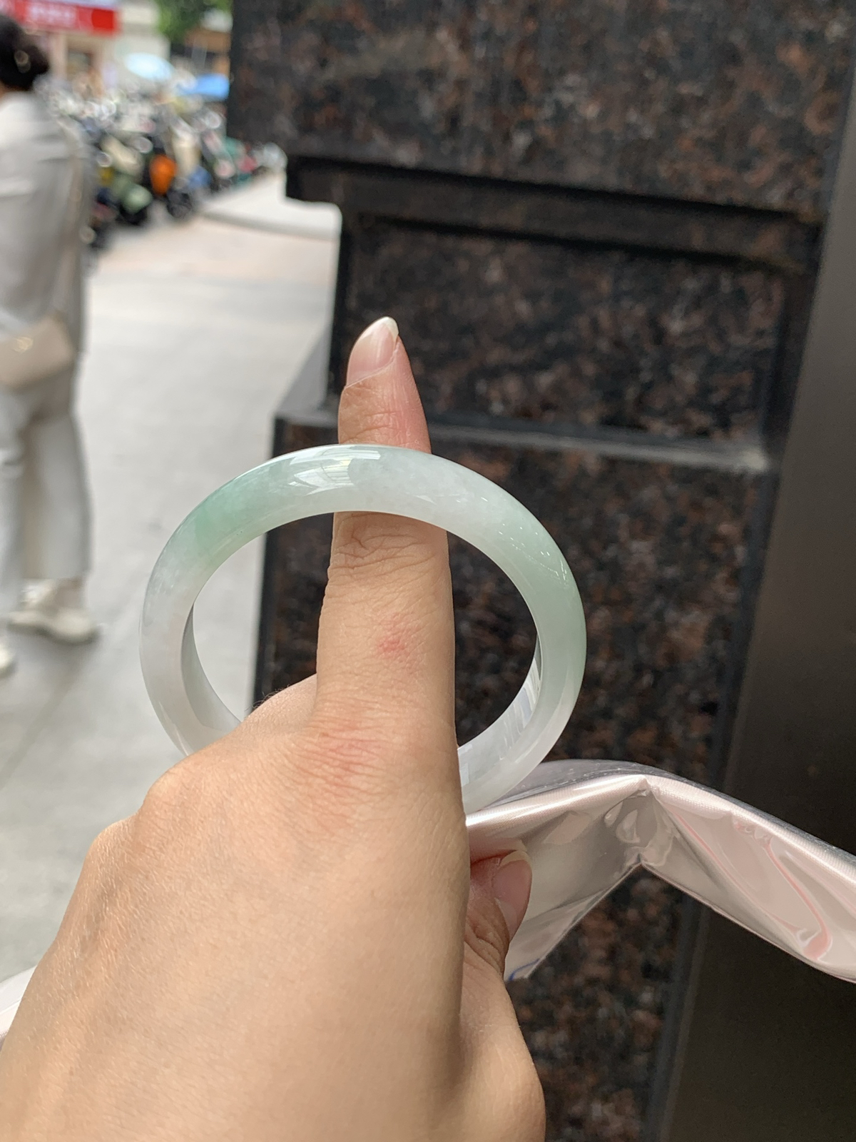 底子细腻，飘绿底正圈55.9-13.7-7.4