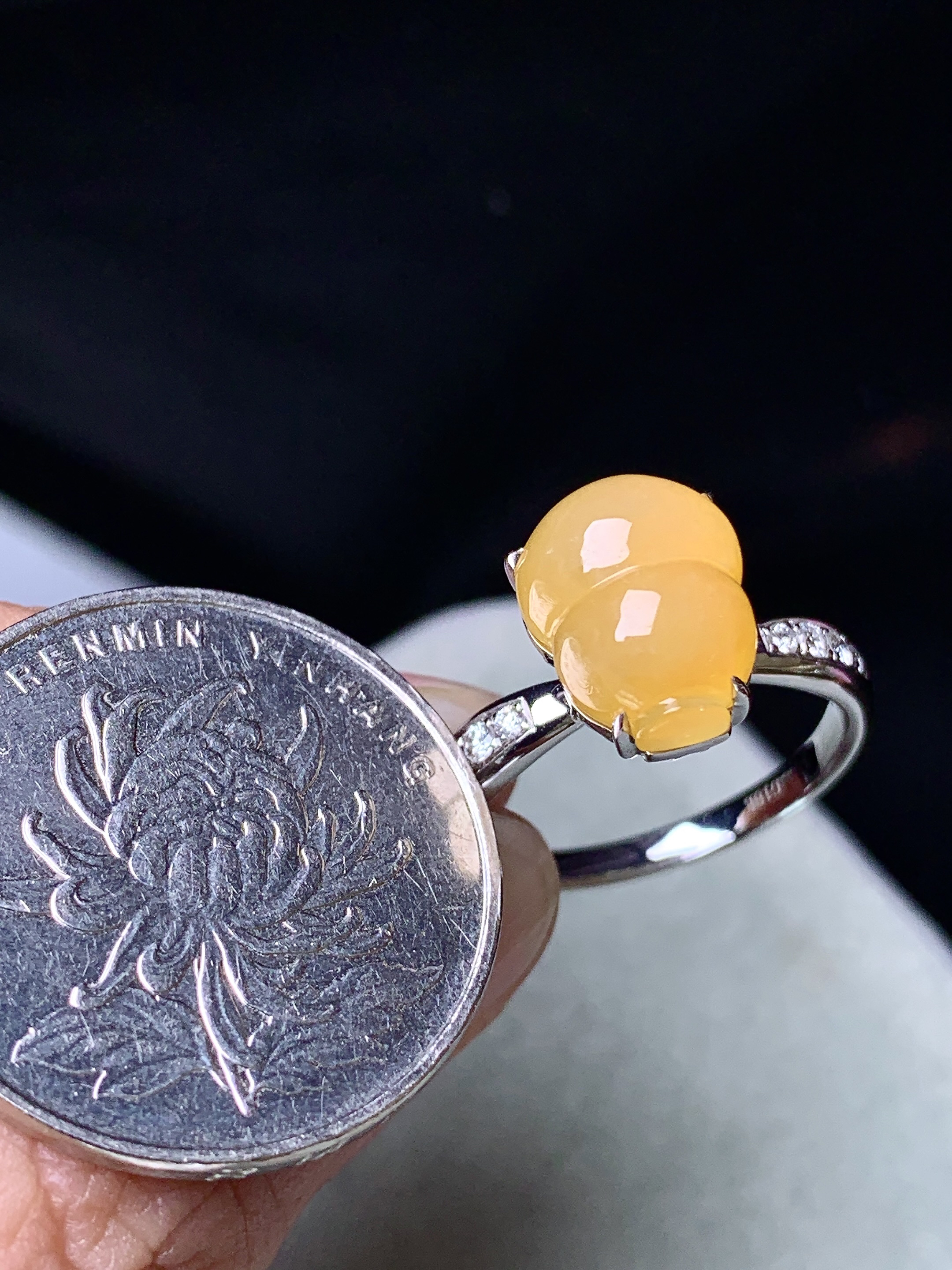 18k金钻镶嵌黄翡葫芦戒指 玉质细腻 色泽艳丽清新 圈口14.5 整体尺寸11.8*9*5.2 b6
