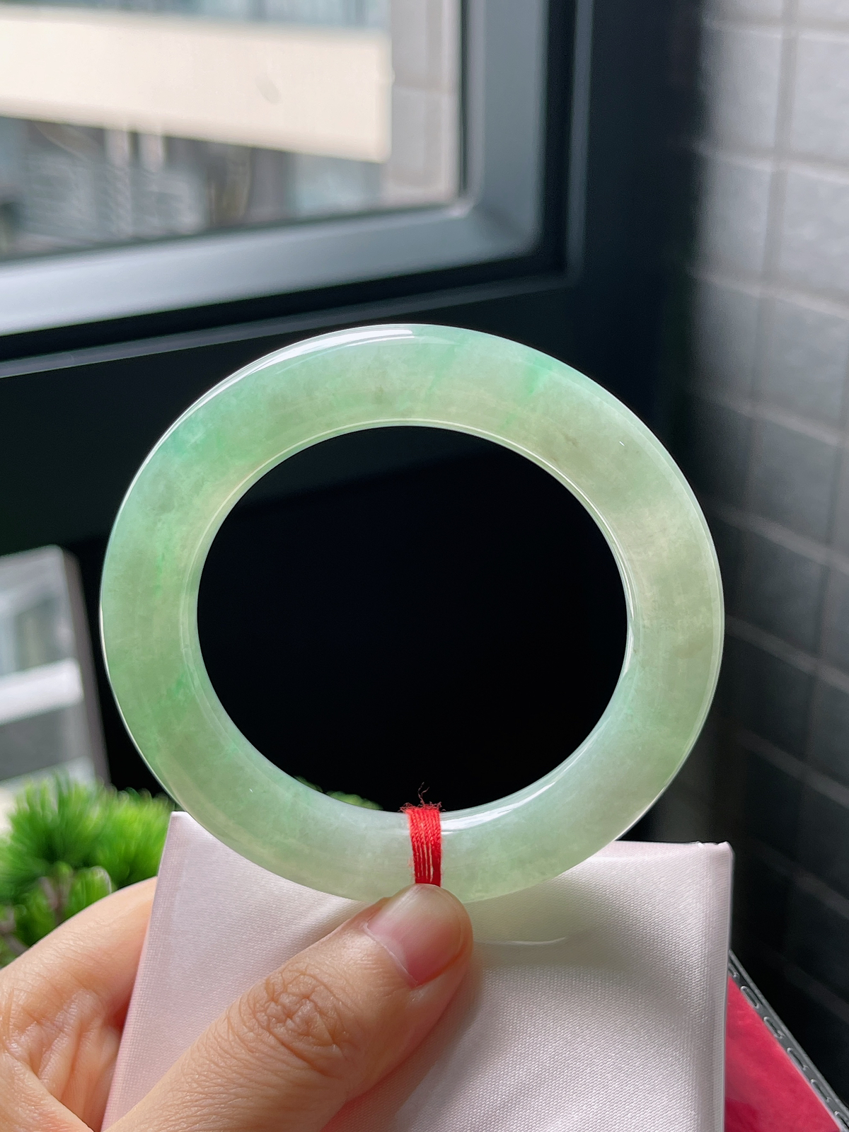圈口53，冰糯绿色圆条翡翠手镯