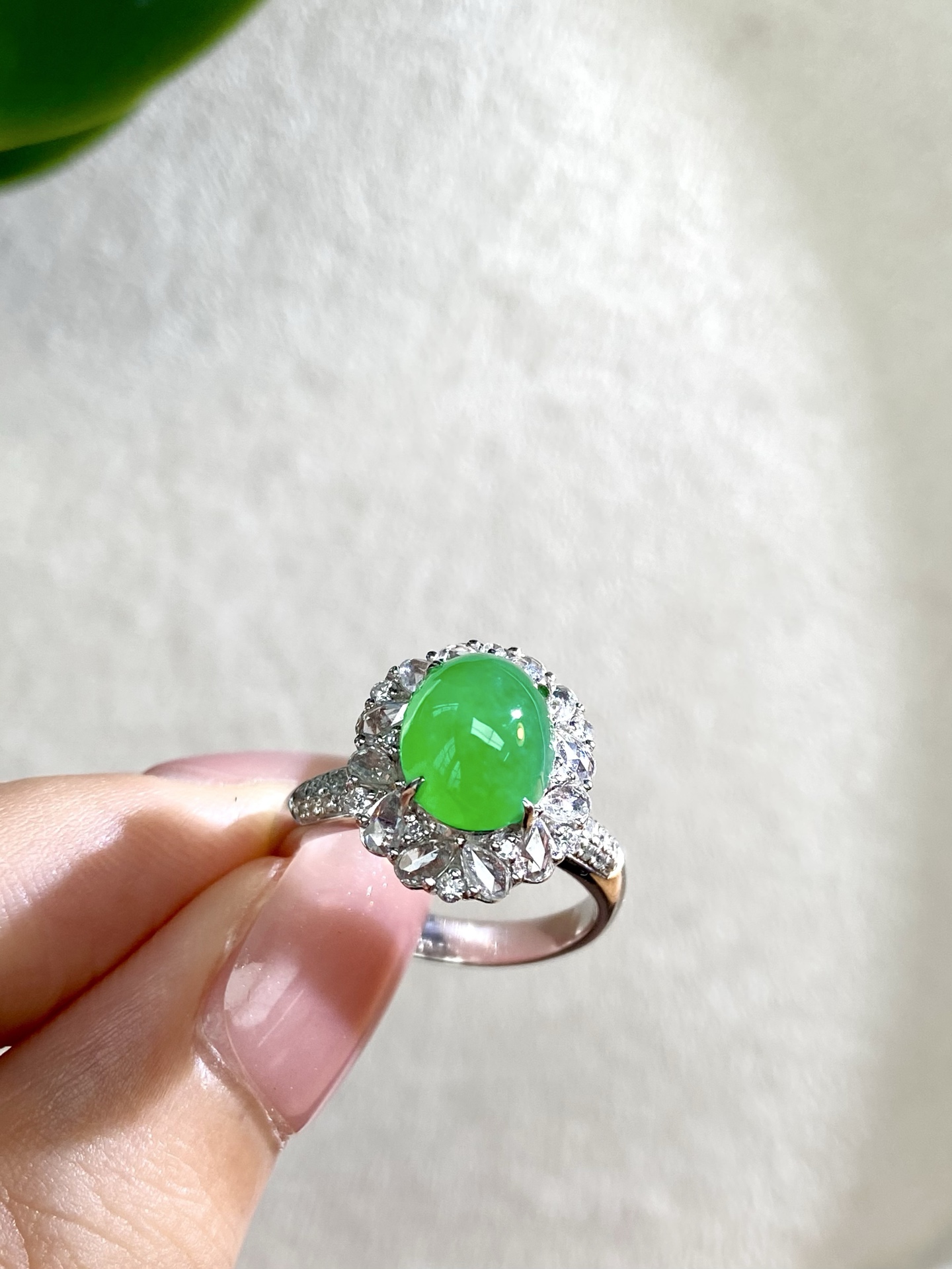 冰种阳绿蛋面戒指，种水色，圆鼓鼓 小馒头，戴上手不得不承认，着实上头 15.2-12.8-11.4，裸石 9.9-7.8-5.6mm，无裂