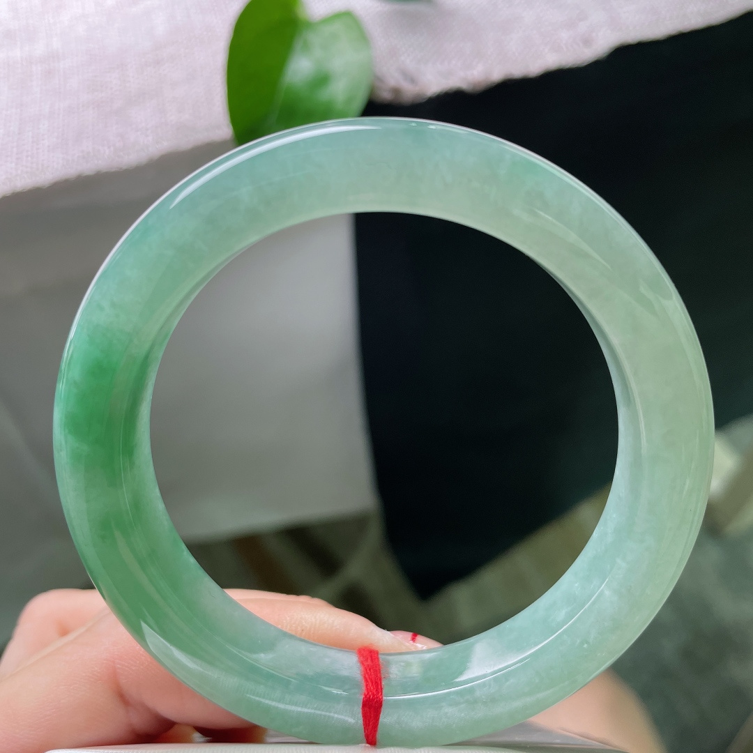 59.8/11.4/10.2，绿底正圈，冰润满圈晴水绿，通体匀净通透，柔光似水清新雅致，无裂，ss53422a