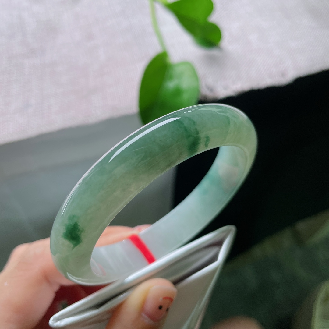 60/13/8.7，飘花正圈，冰润种老，镯身晕染一团浓绿飘花，如水墨入玉清逸雅致，无裂，ss54239a