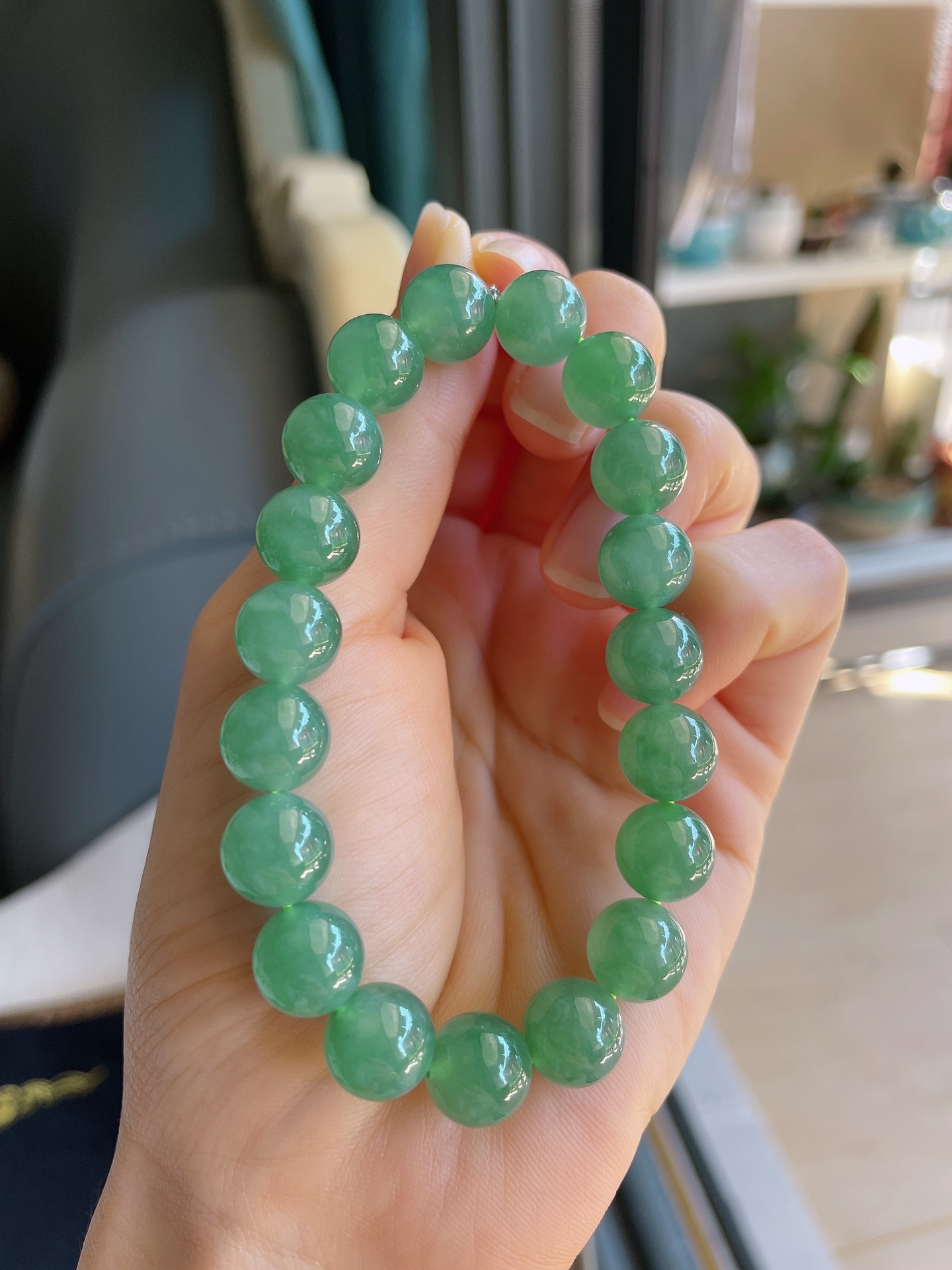 天然翡翠A货，冰满色飘花圆珠手串，尺寸：10mm。-2120