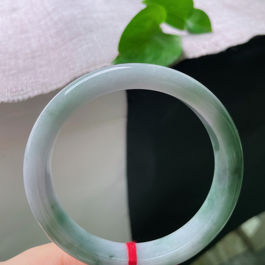 61.8/11.9/8.3，油青正圈，大圈口，细腻水润 ，把山水戴在腕上，一点晶体，皮纹，ss55025a