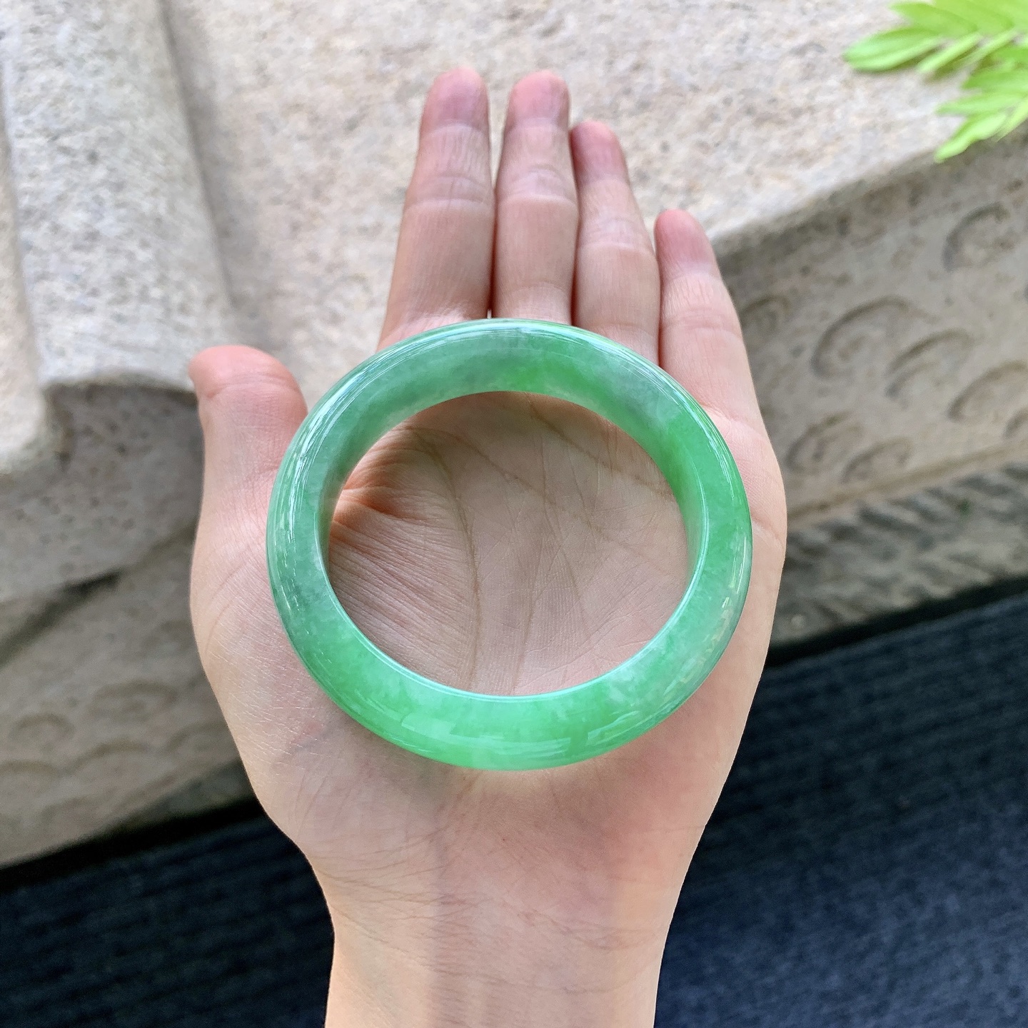 正圈 圈口52/12.6/8 编码A2062304 描述辣阳绿，水润，种老，细腻，打灯有棉纹，无碍