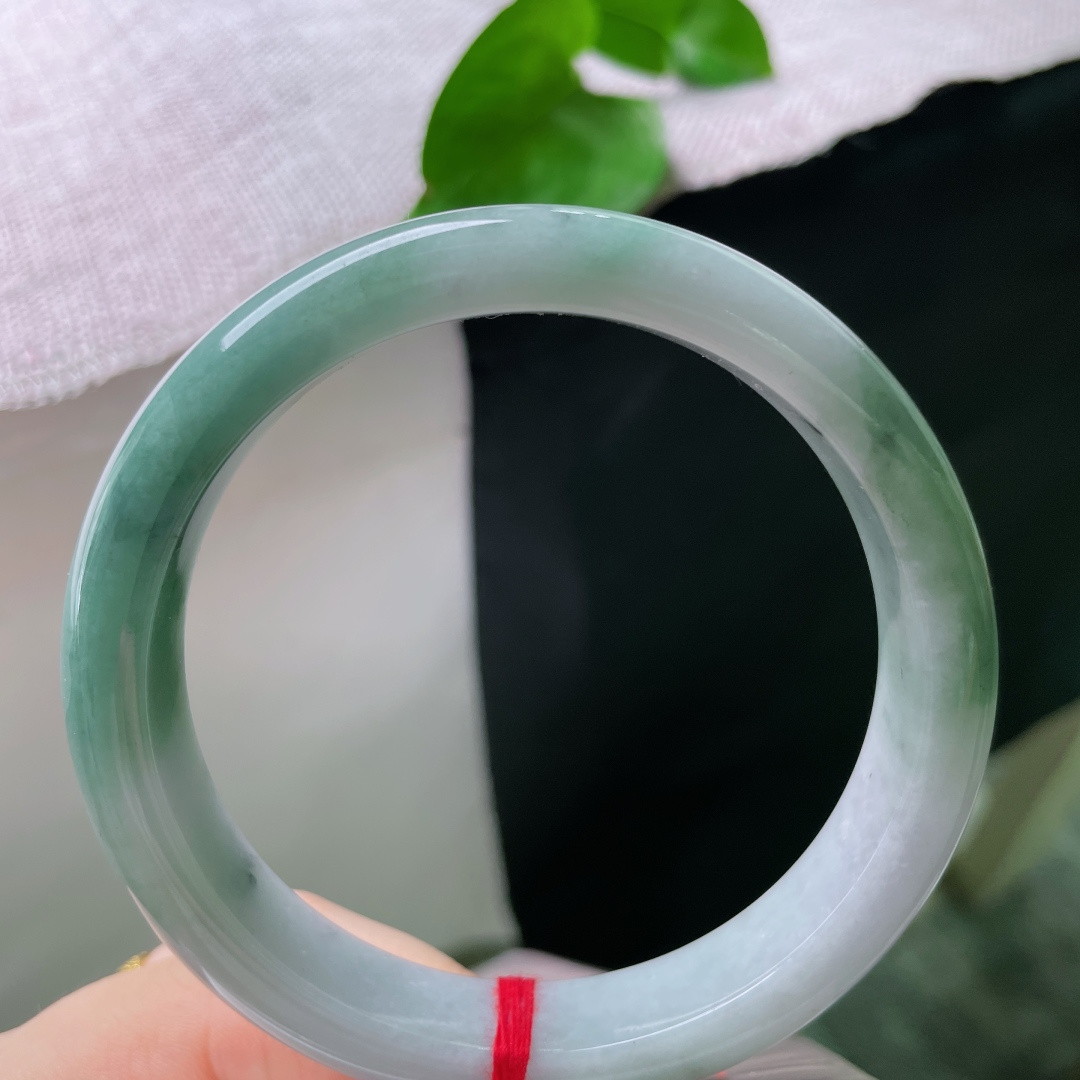 61.8/11.9/8.3，油青正圈，大圈口，细腻水润 ，把山水戴在腕上，一点晶体，皮纹，ss550