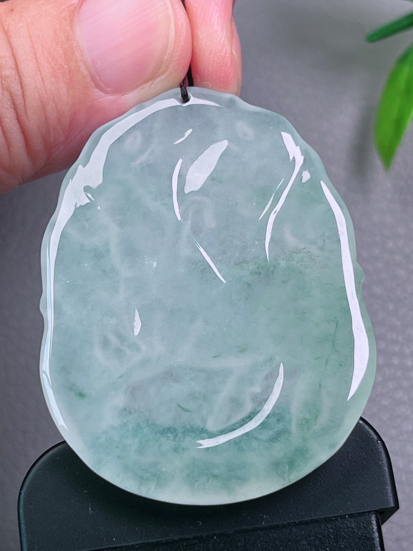 牛牌，无裂，水头足，冰透水润，起荧光，尺寸：49-37.6-5.2