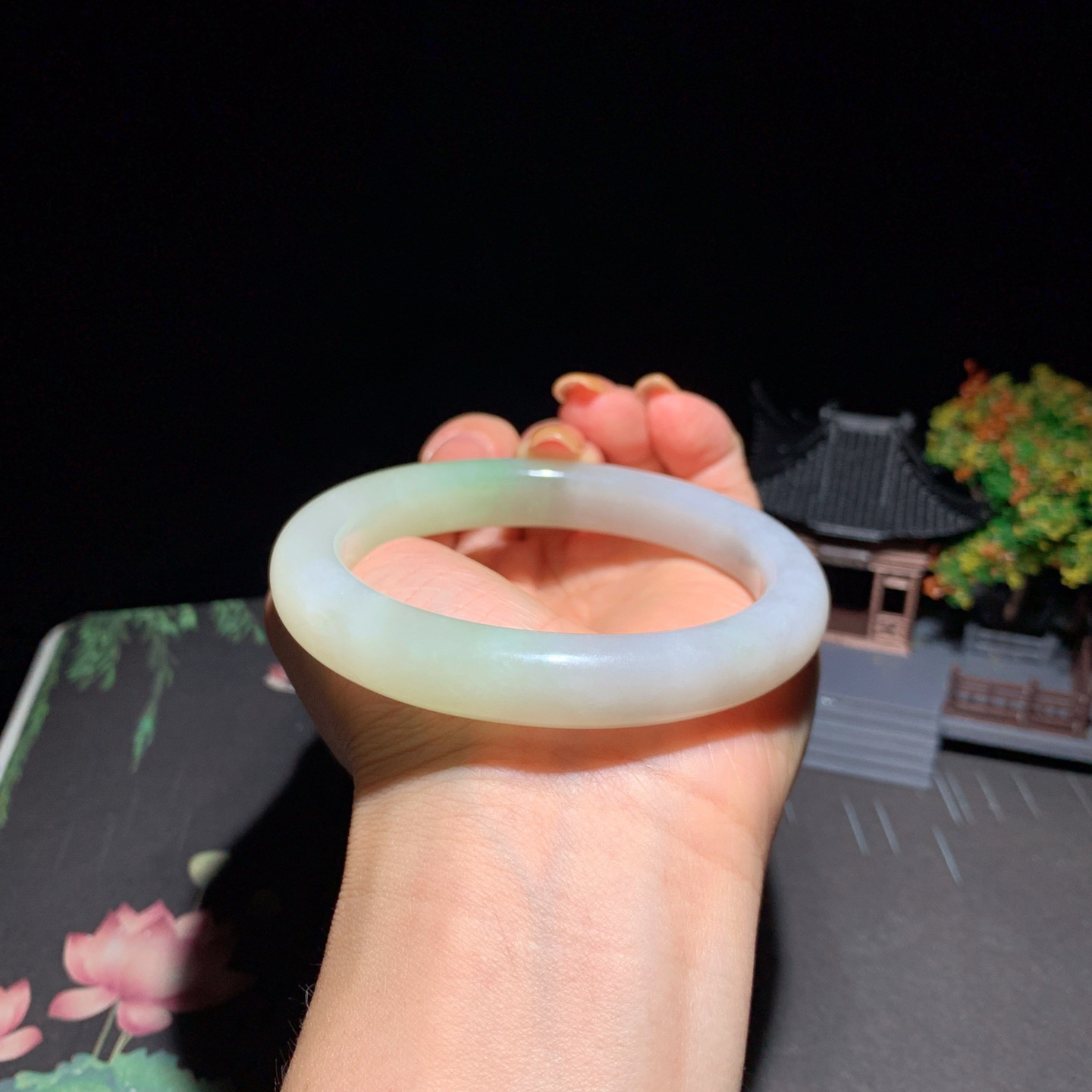 和田玉60圈口翠青手镯！翠青三色手镯，玉质细腻油润 底色纯净 无裂无黑 脂粉好，品质高。