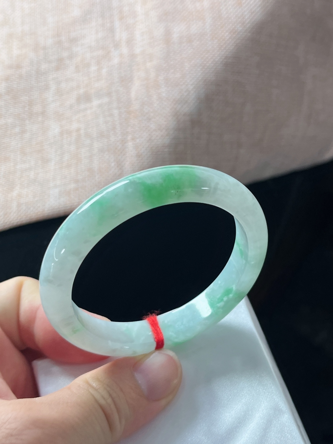 九号飘绿手镯，一点皮纹，尺寸54-10.7-7.3mmdk