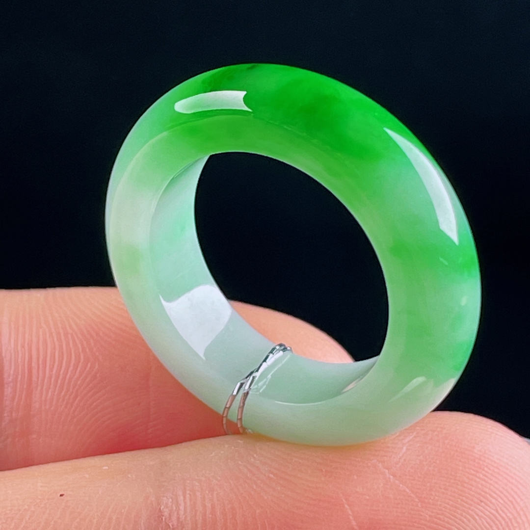 ️辣绿指环，老种起光，细底通透，尺寸：6.5/4.5圈口14mm0622